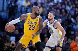 包含浓眉哥巅峰对决，库里与30激战热火分钟，势不可挡胜负难料！的词条