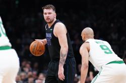 东契奇回归赛场，大胜首场状态亮眼，日本队观众沸腾！的简单介绍