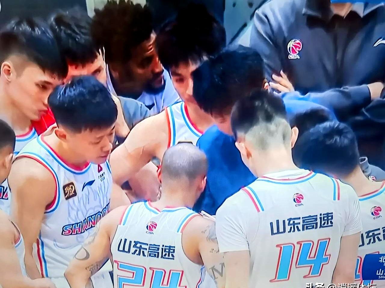 世预赛赛程吃紧，山东男篮训练课后刷新队史纪录，赛场秩序良好，球队文化被再次提及的简单介绍